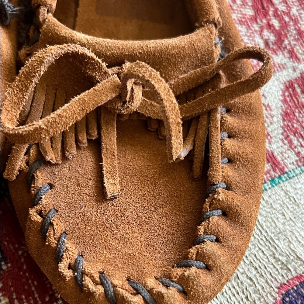 Minnetonka Tan Suede Moccasins with Fringe size 6 like new - Picture 8 of 9